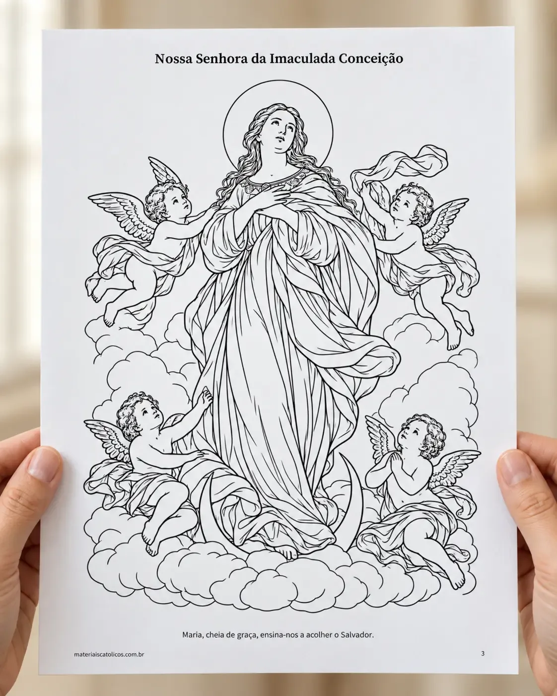 Página de Nossa Senhora da Imaculada Conceição apresentada por mãos adultas.